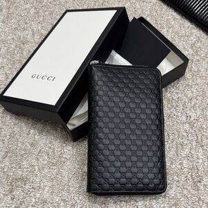 Gucci Black GG Embossed Leather Zip Card Holder/ Hand bag